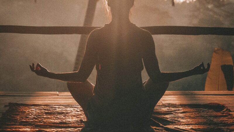 Ontspannen persoon in meditatiehouding voor het slapengaan
