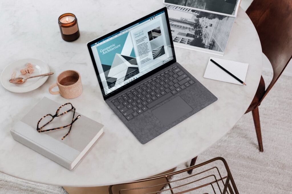 Laptop met videoconsultatie op een bureau, online slaaptherapie sessie
