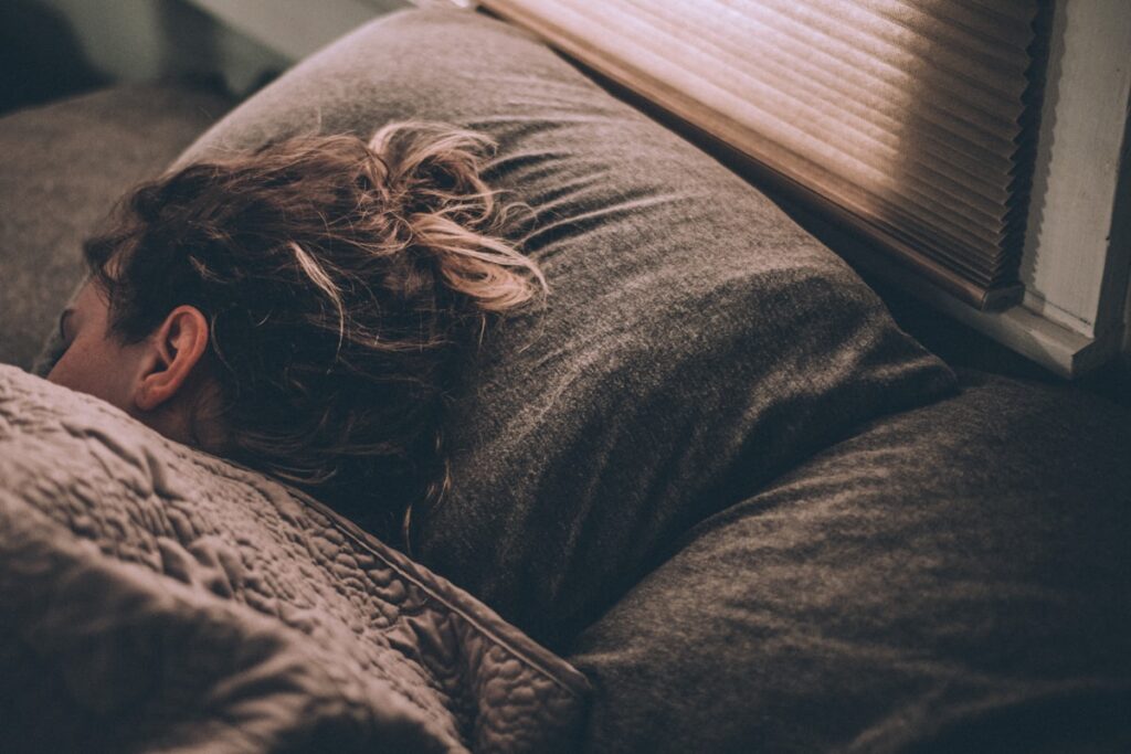 Persoon die bewust wakker blijft als onderdeel van slaaprestrictie therapie