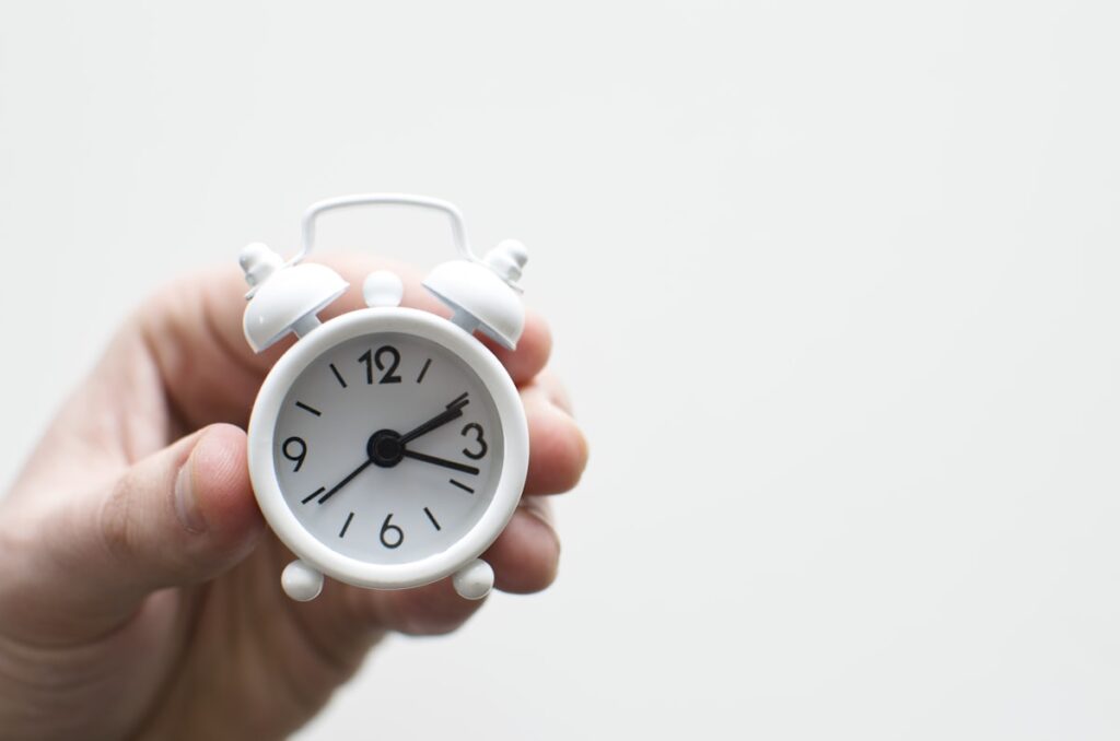 Wekker op nachtkastje toont nachtelijke uren, slapeloosheid zonder medicatie