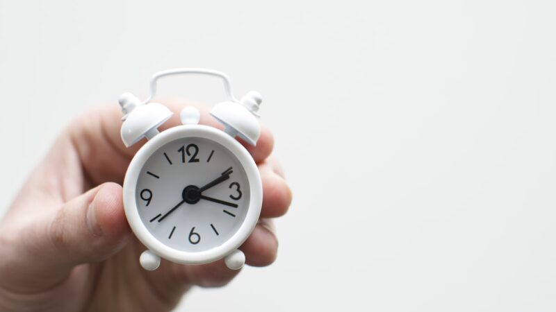 Wekker op nachtkastje toont nachtelijke uren, slapeloosheid zonder medicatie